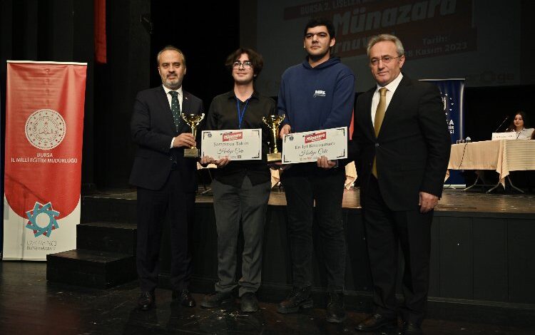 Bursa’da liseli öğrenciler münazarada yarıştı Bursa’da liseli öğrenciler münazarada yarıştı