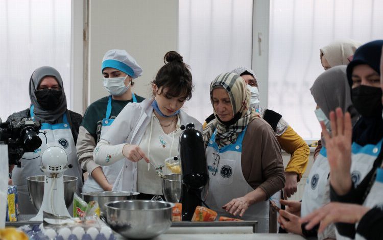 Bursa’da işaret diliyle pasta-yemek yaptılar