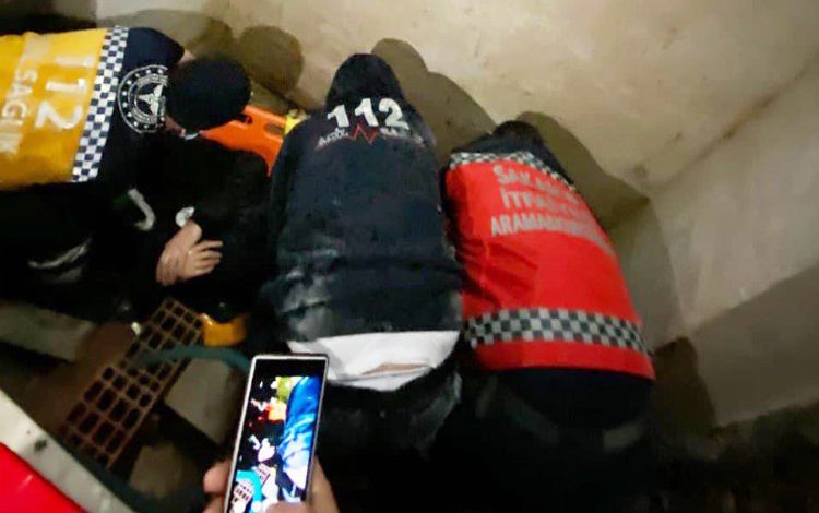 Sakarya Adapazarı’nda havalandırma boşluğundan hayata bağlandı
