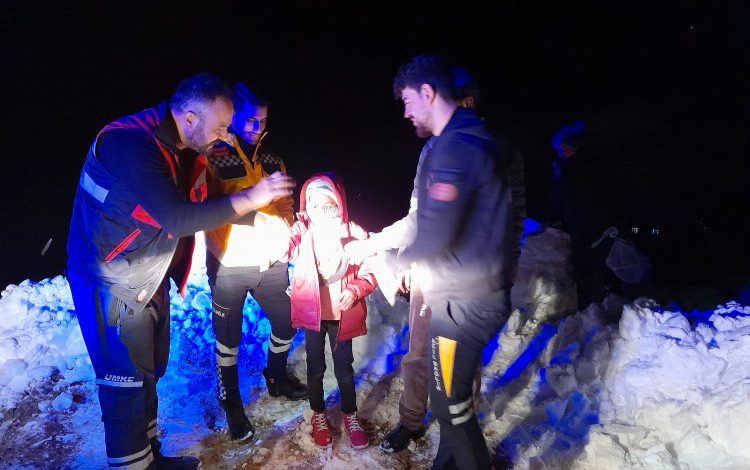 Kolu kırılan çocuğun imdadına sağlık ekipleri yetişti