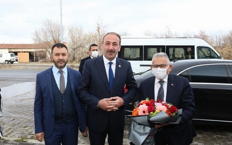 Tomarza’dan Büyükkılıç’a pankartlı teşekkür Tomarza’dan Büyükkılıç’a pankartlı teşekkür