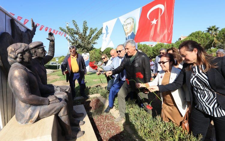 Ecevit 16. yılında İzmir Güzelbahçe’de büstü başında anıldı Ecevit 16. yılında İzmir Güzelbahçe’de büstü başında anıldı