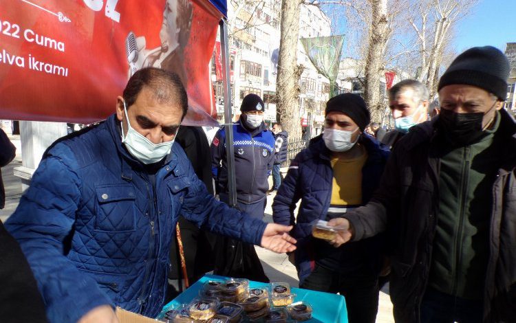 Kocaeli İzmit Belediyesi Leyla Atakan’ın anısına helva dağıttı