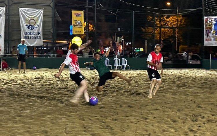 Gölcük’te Kum Futbol Turnuvası çekişmeli geçti