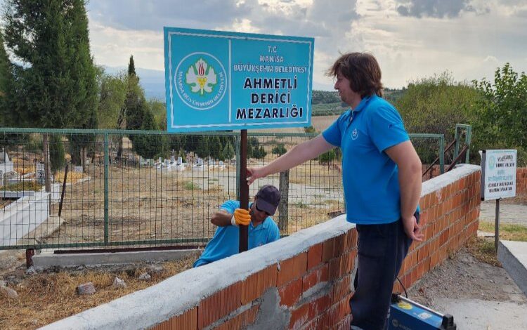 Manisa’da yıpranan tabela ve levhalar yenileniyor Manisa’da yıpranan tabela ve levhalar yenileniyor