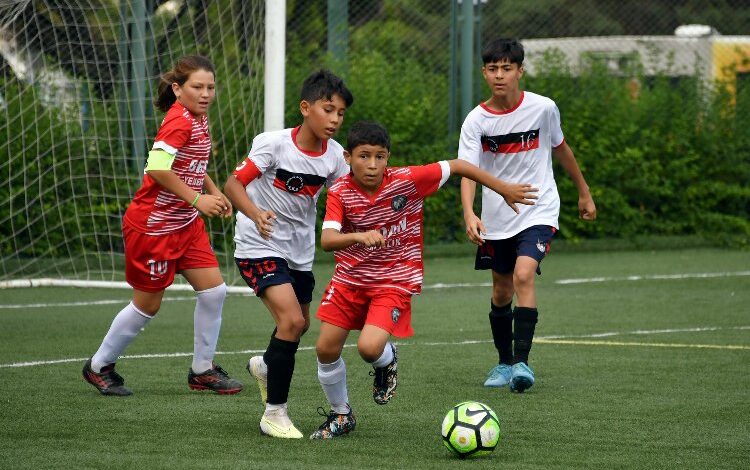 Minikler sahada büyülüyor