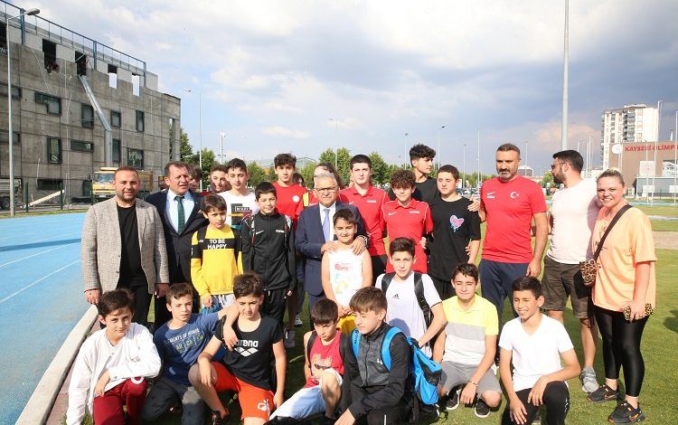 Memduh Büyükkılıç gençlere sahip çıkıyor Memduh Büyükkılıç gençlere sahip çıkıyor