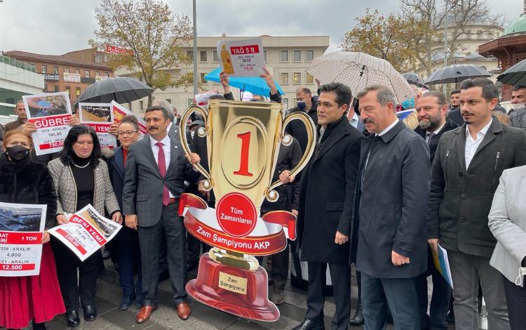 Bursa’da İYİ Partililer AK Parti’ye ‘kupa’ verdi!