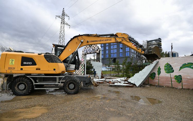 Bursa Osmangazi’de ruhsatsız düğün salonu yıkıldı