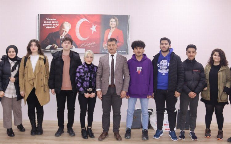 Afetzede öğrencilere sınava hazırlık kitabı İzmit’ten Afetzede öğrencilere sınava hazırlık kitabı İzmit’ten