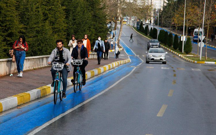Sakarya’da kampüsteki bisiklet yolu renklendi