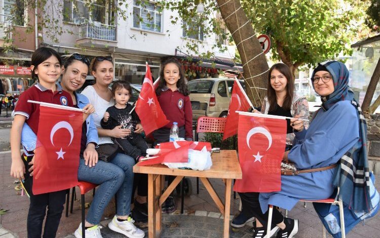 Manisa Büyükşehir ‘Türk Bayrağı’ dağıttı Manisa Büyükşehir ‘Türk Bayrağı’ dağıttı