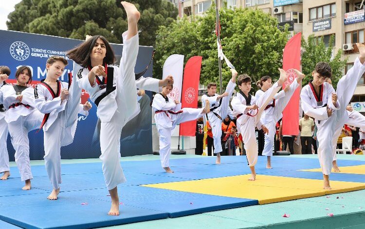 19 Mayıs Bergama’da törenle kutlandı