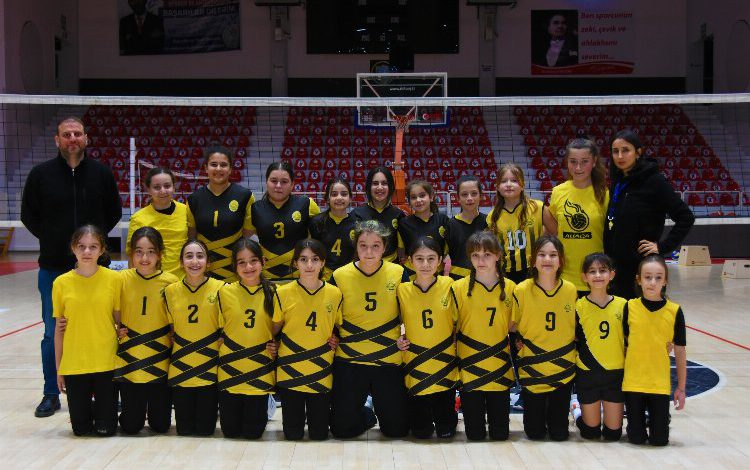 İzmir Aliağa’nın mini voleybolcuları başarılarına yenisi ekledi
