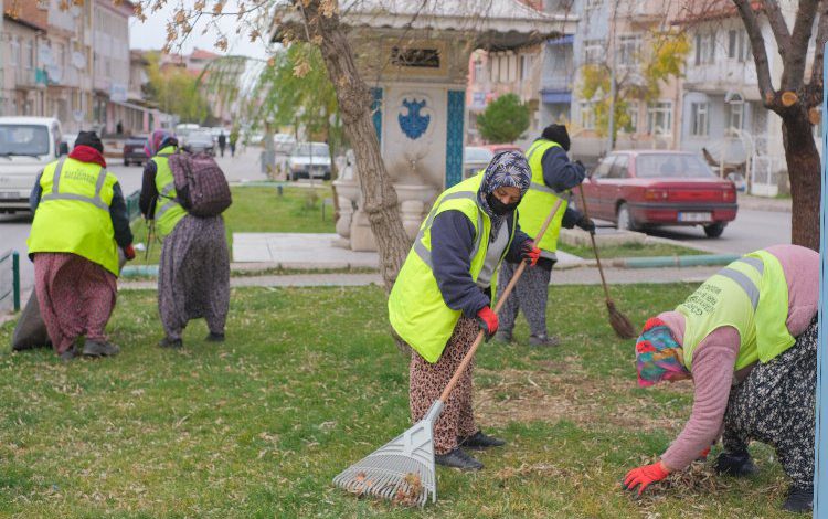 Kütahya Ilıca’da ot temizliği yapıldı Kütahya Ilıca’da ot temizliği yapıldı