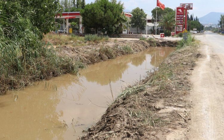 Manisa’da derelerin olası taşkınlara karşı temizliği sürüyor Manisa’da derelerin olası taşkınlara karşı temizliği sürüyor