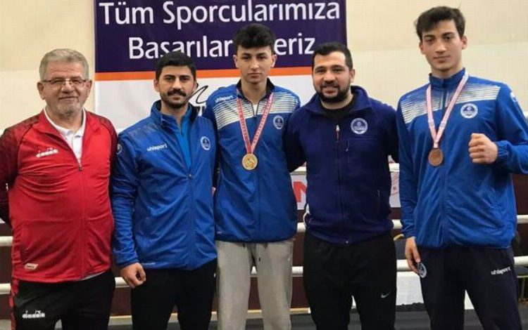 Kocaelili boksörler ringde fırtına gibi esti