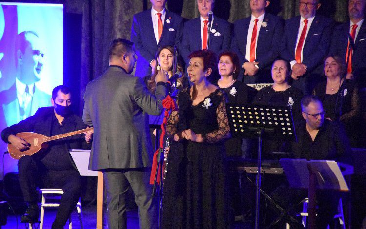 Bursa Gemlik’te Muhtarlar Korosu sevilen şarkıları seslendirdi