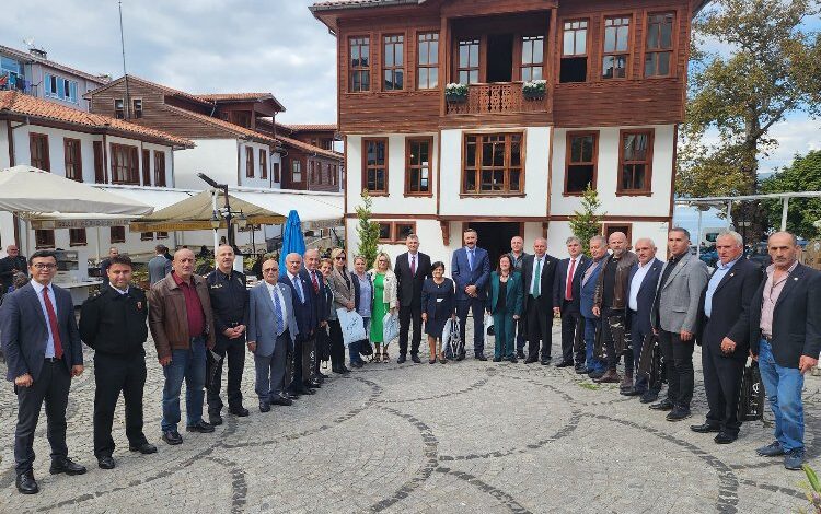 Gölcük’te muhtarlar İsrail’in saldırılarını kınadı Gölcük’te muhtarlar İsrail’in saldırılarını kınadı