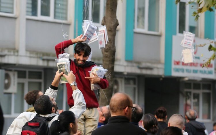 5 bin kitabı 5 dakikada topladılar 5 bin kitabı 5 dakikada topladılar