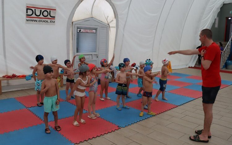 Çınar Çocuk Evi’nin minikleri, yüzme derslerine başladı