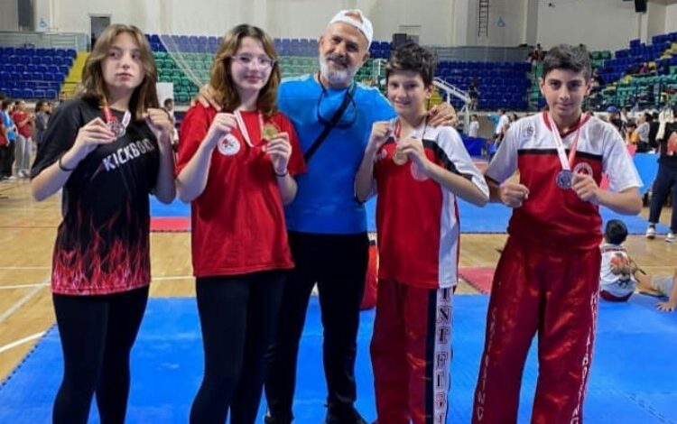 Kütahya’da ‘Klas’ sporcular Kick Boks rüzgarı estirdi
