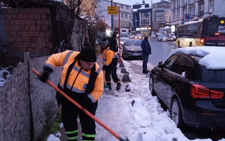 İstanbul Eyüpsultan’da ‘kar’ın izleri temizleniyor İstanbul Eyüpsultan’da ‘kar’ın izleri temizleniyor