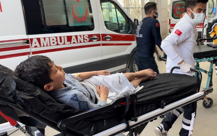 Adıyamanda damdan düşen çocuk hastanelik oldu Adıyamanda damdan düşen çocuk hastanelik oldu