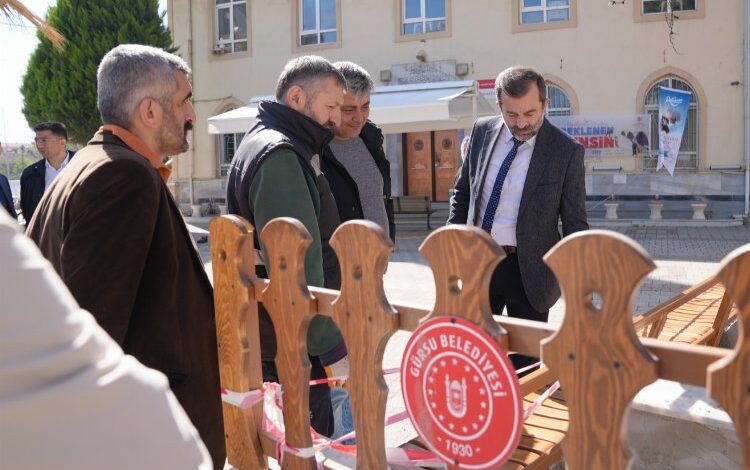 Başkan Işık yeleğini giyip, imalathaneye girdi Başkan Işık yeleğini giyip, imalathaneye girdi