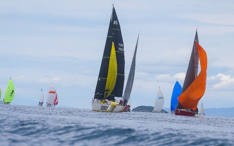 Kış trofelerindeki ödülleri İzocam evine taşıyor Kış trofelerindeki ödülleri İzocam evine taşıyor