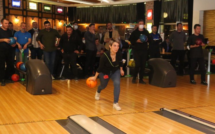 Bursa’da Nilüfer Belediyesi personeli bowlingde yarıştı