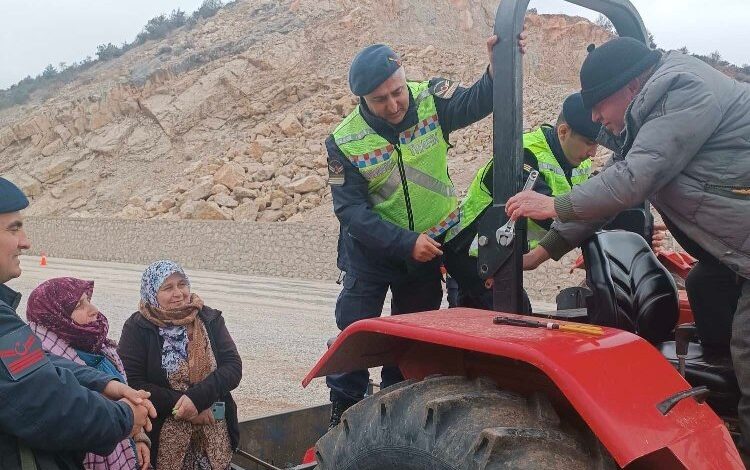 Bilecik Jandarması’ndan traktör sürücülerine ‘reflektör’ uyarısı