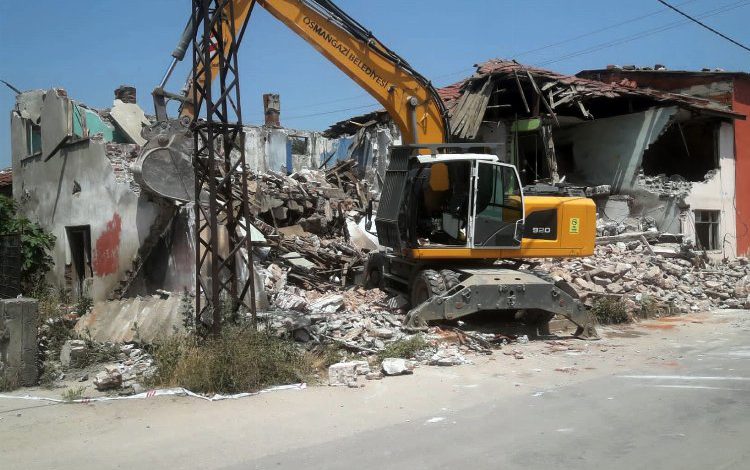 Bursa Osmangazi’de metruk binalar tek tek yıkılıyor