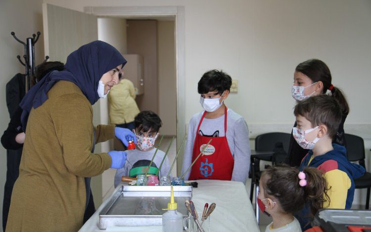 Kocaeli Gebzeli öğrenciler ebru sanatı ile buluştu