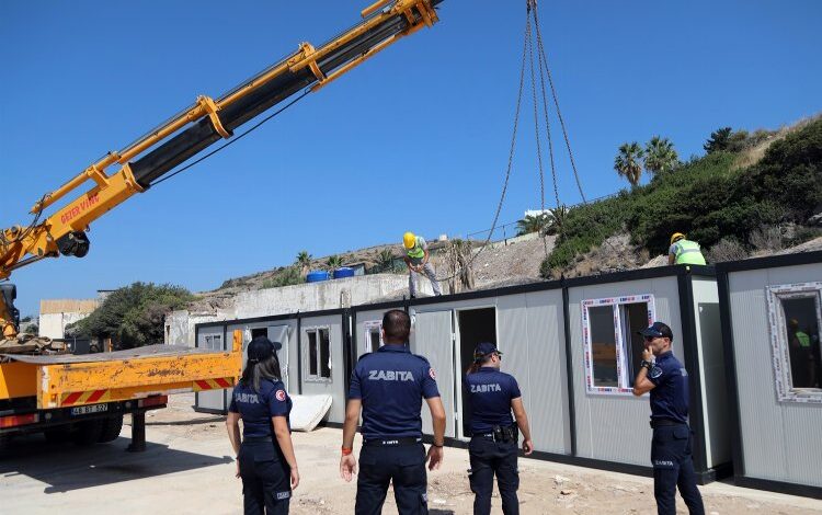 Bodrum sahilindeki 22 konteynere belediye müdahalesi Bodrum sahilindeki 22 konteynere belediye müdahalesi