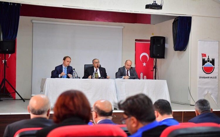 Diyarbakır Valisi Hazro’da muhtarlar ile bir araya geldi Diyarbakır Valisi Hazro’da muhtarlar ile bir araya geldi