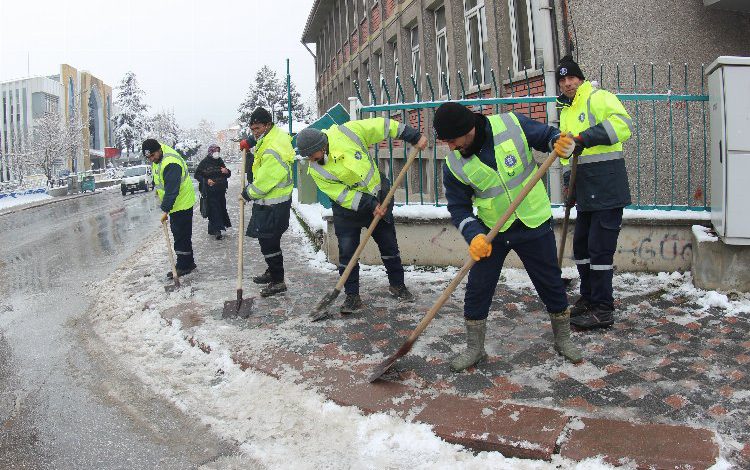 Kütahya karla mücadeleye devam ediyor Kütahya karla mücadeleye devam ediyor