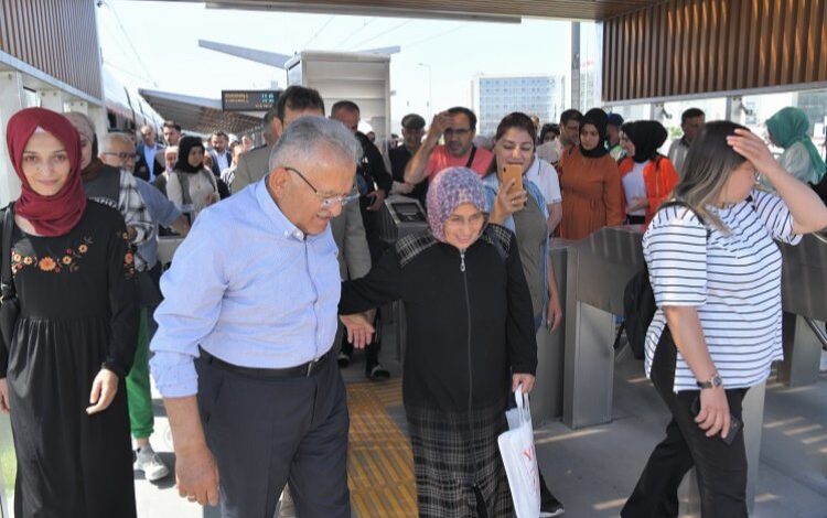 Memduh Büyükkılıç’tan tramvayla şehir turu Memduh Büyükkılıç’tan tramvayla şehir turu