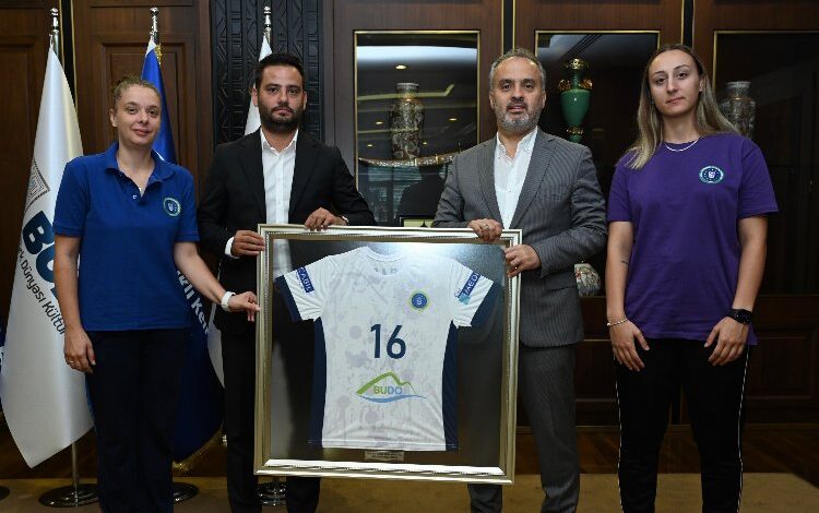 Poyrazın Kızları’ndan sezon öncesi Başkan Aktaş’a nezaket Poyrazın Kızları’ndan sezon öncesi Başkan Aktaş’a nezaket