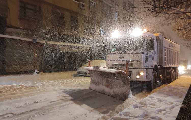 Gaziantep karla mücadeleye aralıksız sürdü