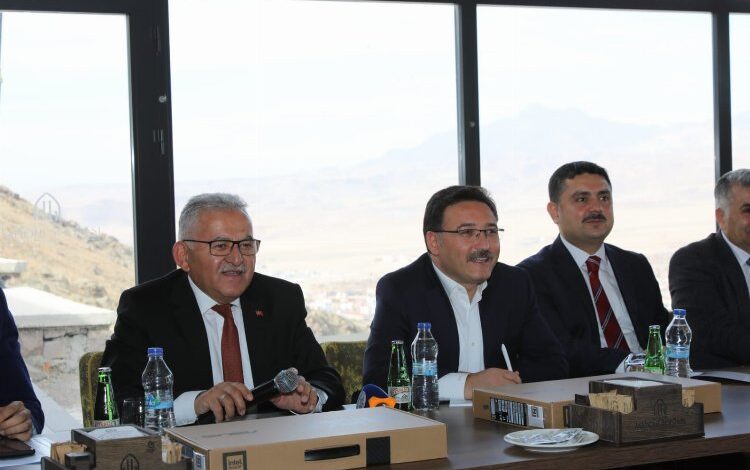 Kayseri Valisi Develi’de muhtarlarla buluştu