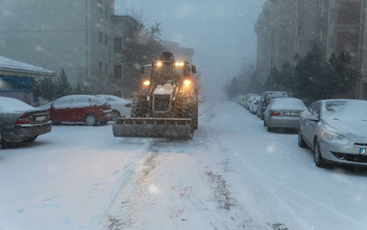Mardin’de kar hayatı felce uğrattı, okullar tatil edildi