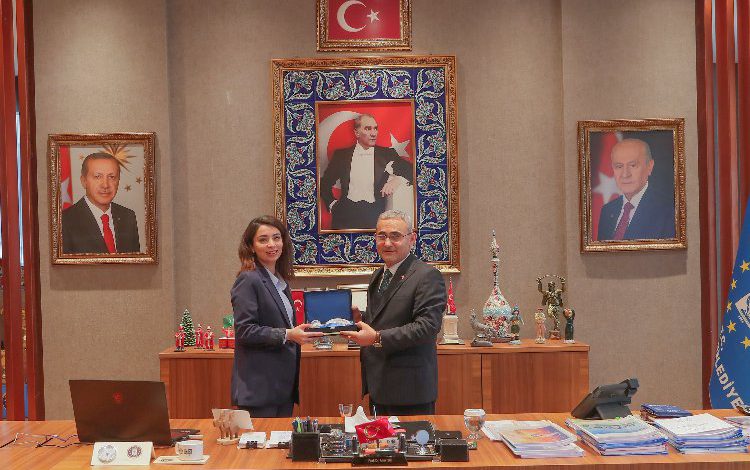 Başkan Işık Kütahya çinisini tanıttı