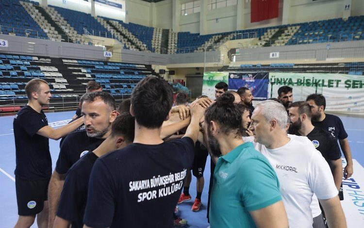 Sakaryalı hentbolcular yeni sezonun ilk antrenmanında Sakaryalı hentbolcular yeni sezonun ilk antrenmanında