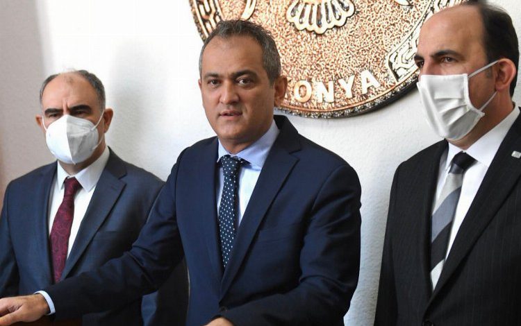 Bakan Özer ‘yüz yüze’ kararlılığını Konya’da sürdürdü Bakan Özer ‘yüz yüze’ kararlılığını Konya’da sürdürdü