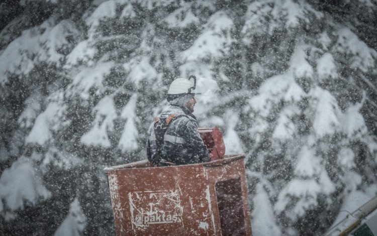 Yoğun kar yağışı UEDAŞ’ı durduramıyor!