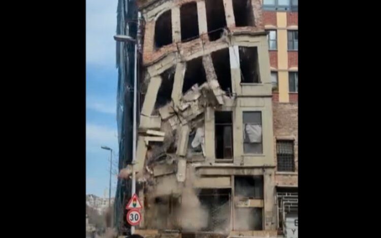 Beyoğlu’nda çöken bina ile ilgili İBB’den isyan Beyoğlu’nda çöken bina ile ilgili İBB’den isyan