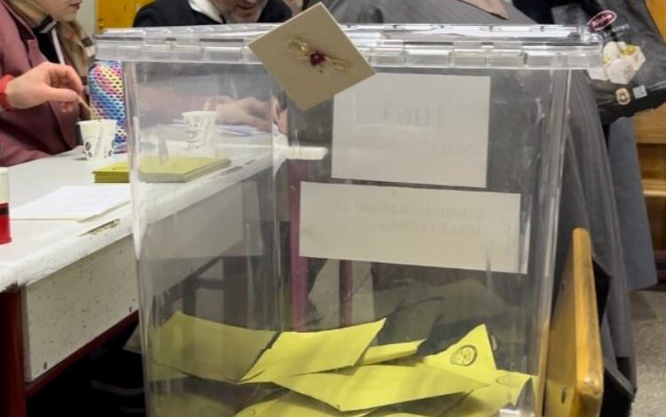 Bursalılardan sandığa yoğun katılım Bursalılardan sandığa yoğun katılım