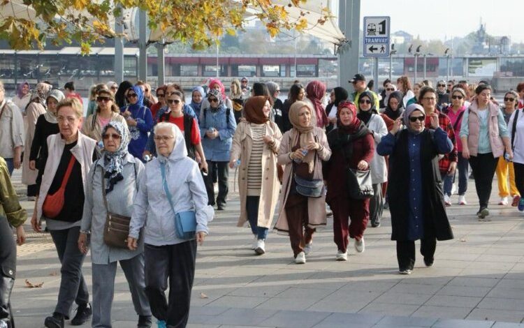 İzmit Belediyesi, kadınları sağlıklı yürüyüşlerde buluşturuyor
