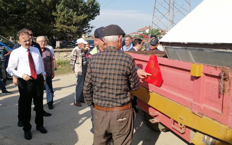 Bilecik’te Vali Kızılkaya’dan traktör sürücülerine uyarı Bilecik’te Vali Kızılkaya’dan traktör sürücülerine uyarı